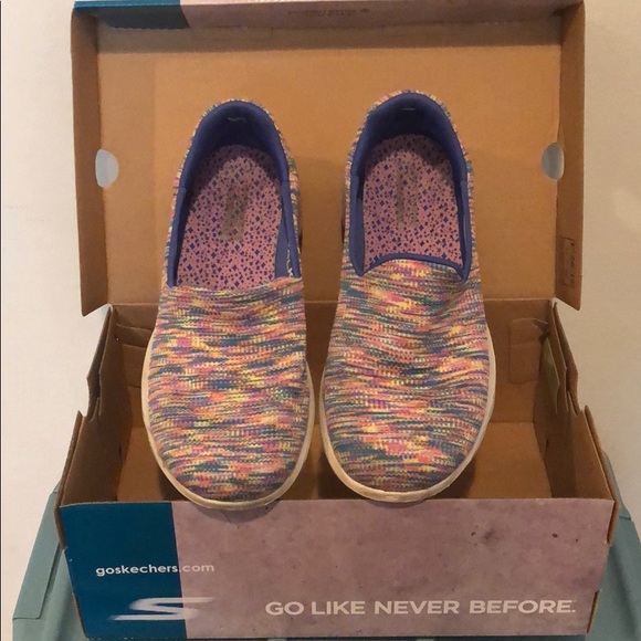 Sketchers Go Walk Shoes - Picture 3 of 7